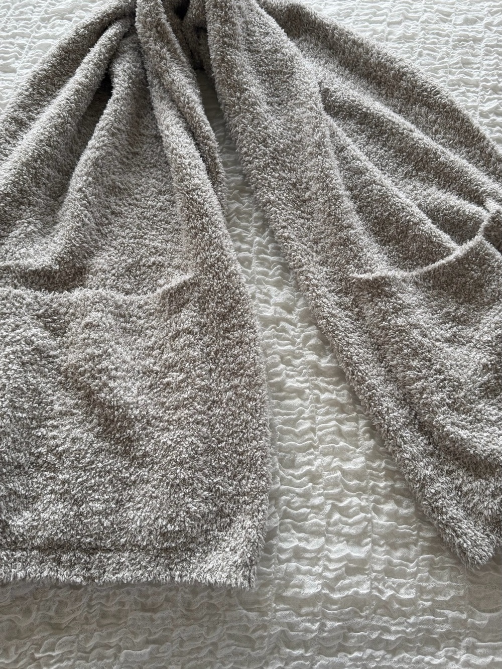 Barefoot Dreams CozyChic Wrap Pewter Pockets OS - Picture 3 of 9